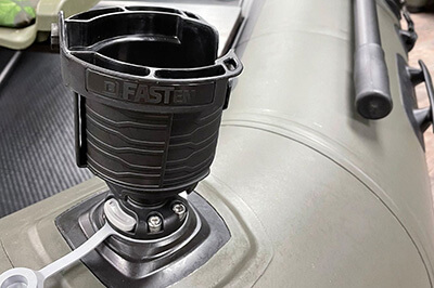 Fasten Cup Holder montiert Fasten Cup Holder montiert