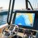 Garmin GPSMAP Marine Kartenplotter mit aktiviertem ActiveCaptain QR-Code am Steuerstand eines Sportfischerboots