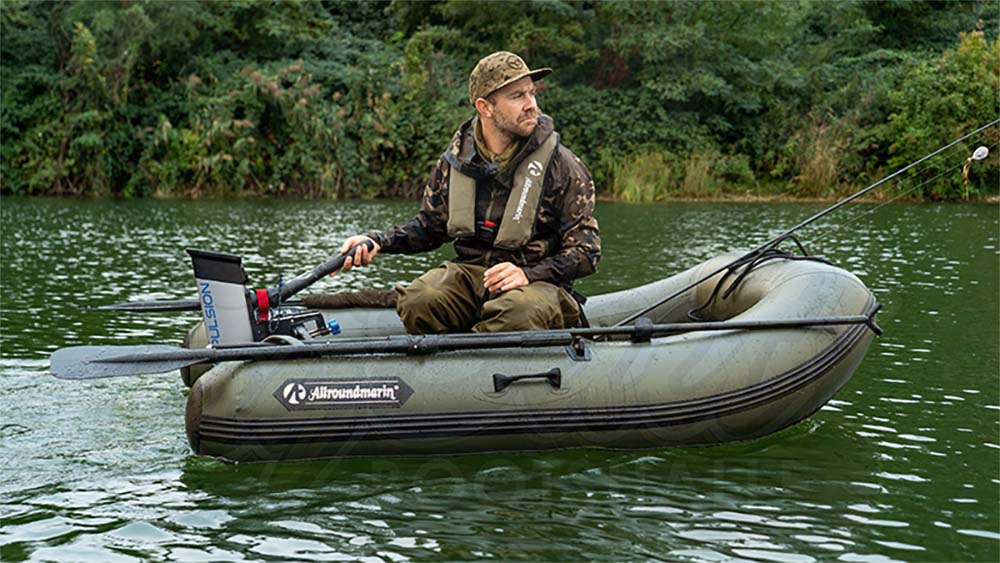 allroundmarin-scout-schlauchboot Allroundmarin Scout Schlauchboot Angler auf dem Wasser