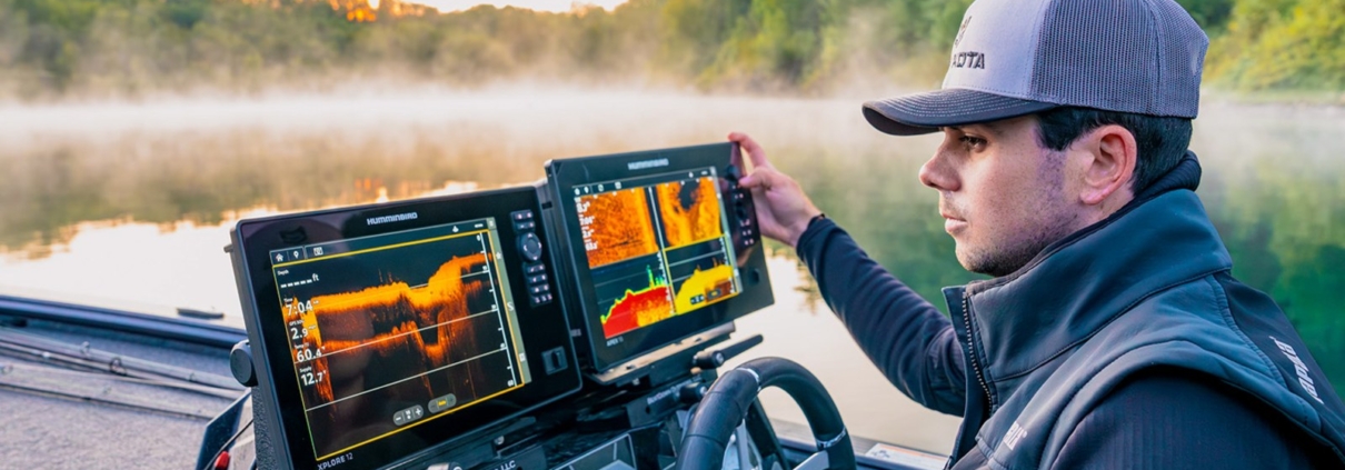 Angler am Steuerstand mit Humminbird XPLORE 12 und APEX 16 – Software-Update 7.400