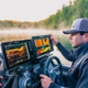 Angler am Steuerstand mit Humminbird XPLORE 12 und APEX 16 – Software-Update 7.400