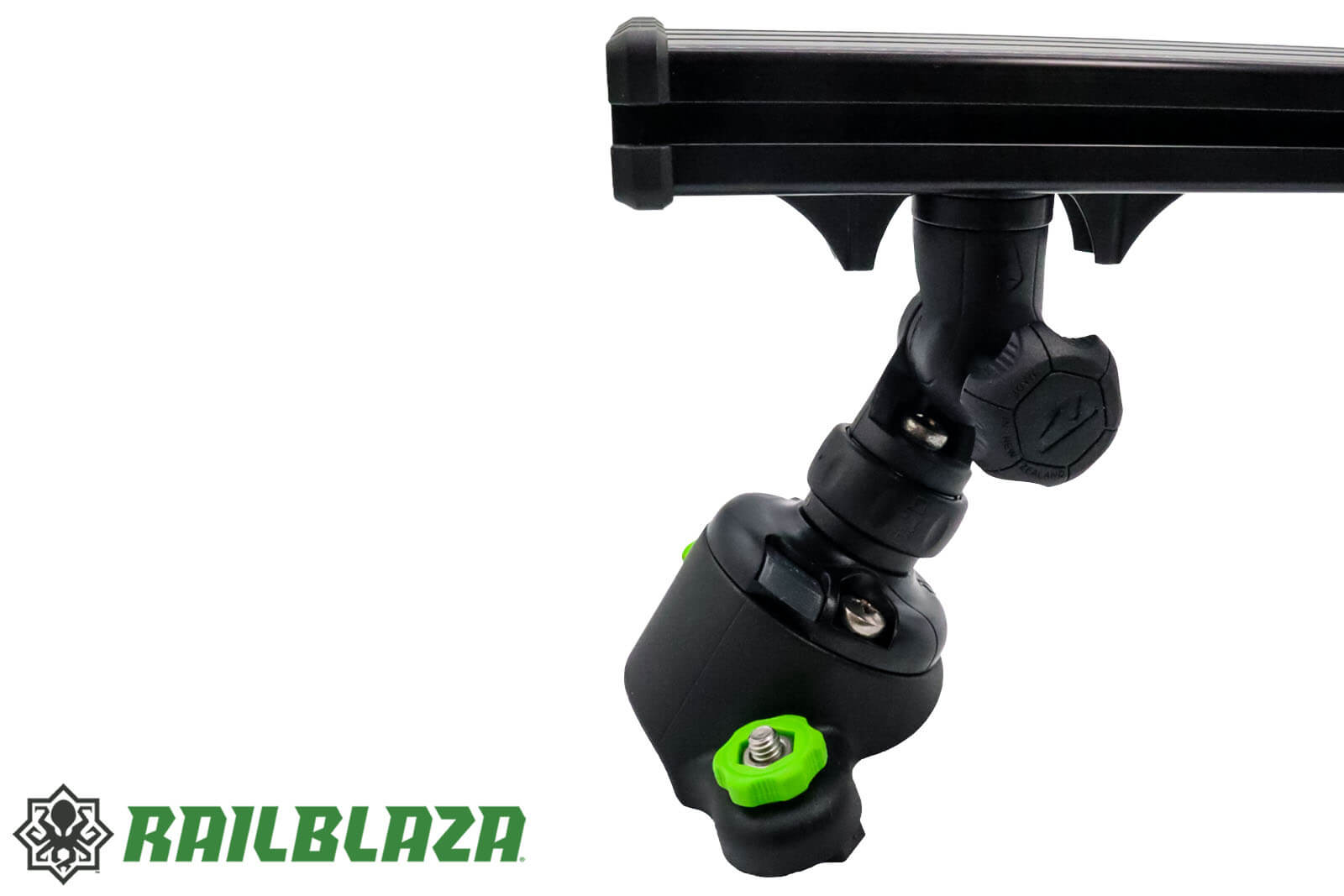 Railblaza Tactical Trax Dashboard - Detailansicht 45° Trac Loader links
