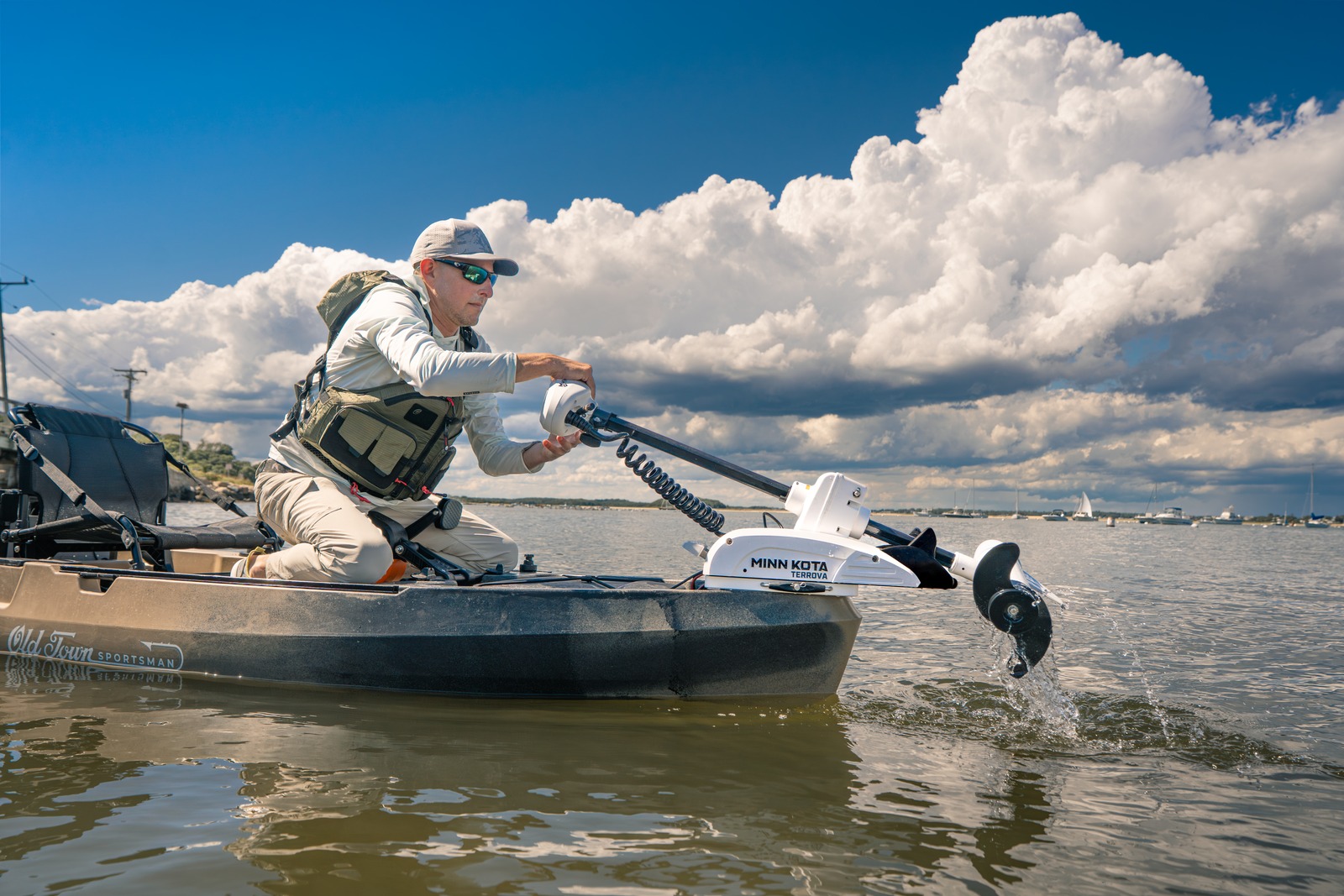 Minn Kota Riptide Kayak Terrova 2 in Weiß beim Absenken am Angelkajak