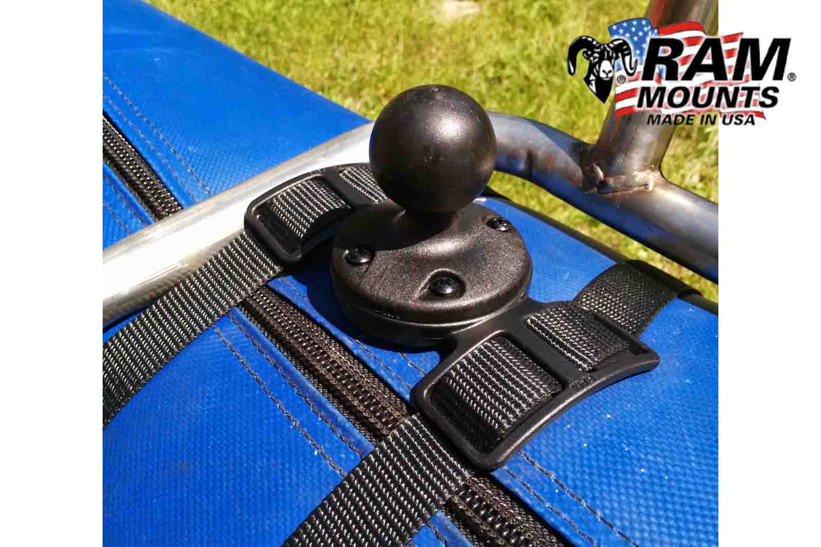 RAM Mounts Schlauchboot Gurtbefestigung - Montagebeispiel auf blauem Schlauchboot
