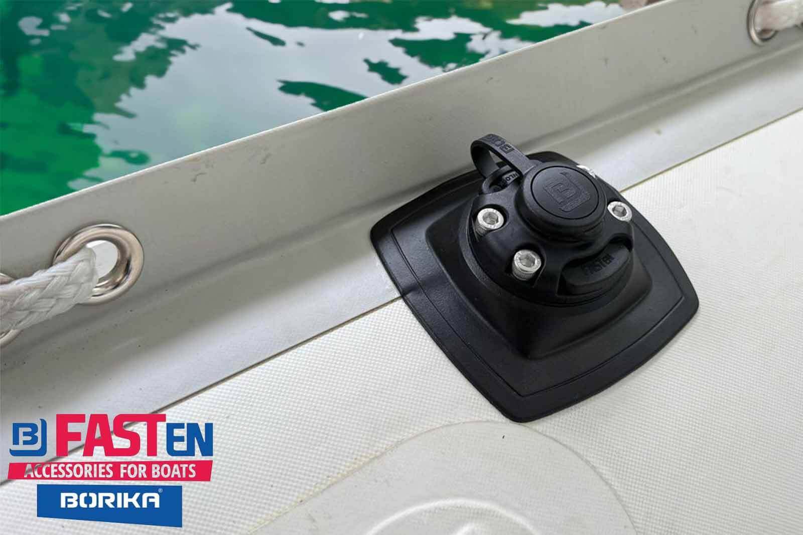 Fasten Halterung zum Kleben, 110 x 110 mm, in Schwarz - Montagebeispiel