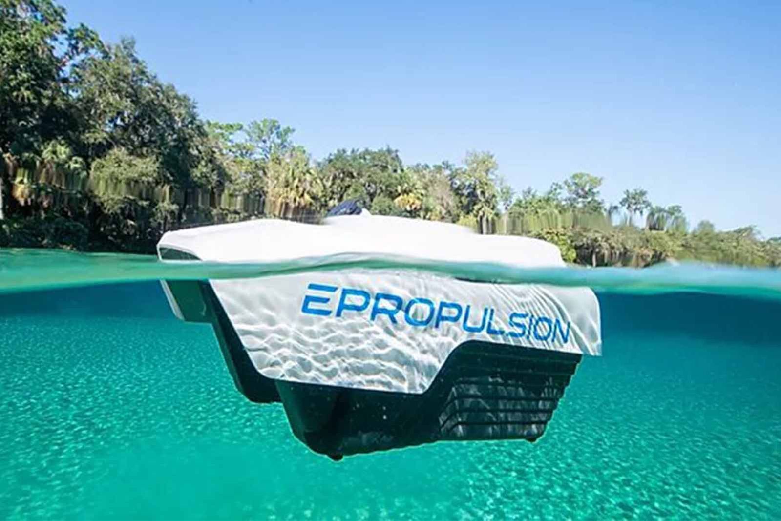 Schwimmende Batterie des Elektromotors ePropulsion Spirit 1.0 Plus